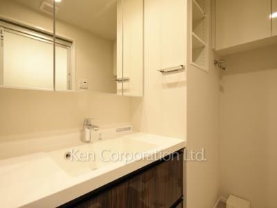 Powder Room ※Photo of the same layout on 10 floor. Decoration and fixture may differ.