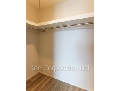 Walk-In Closet ※Photo of the same layout on 21 floor. Decoration and fixture may differ.