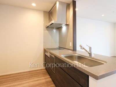 Kitchen ※Photo of the same layout on 21 floor. Decoration and fixture may differ.