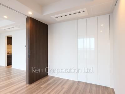 Master Bedroom ※Photo of the same layout on 21 floor. Decoration and fixture may differ.