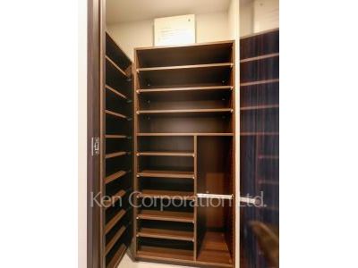 Shoes-In Closet ※Photo of the same layout on 12 floor. Decoration and fixture may differ.