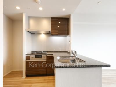 Kitchen ※Photo of the same layout on 12 floor. Decoration and fixture may differ.