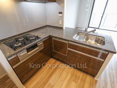 Kitchen ※Photo of the same layout on 12 floor. Decoration and fixture may differ.