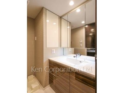 Powder Room ※Photo of the same layout on 12 floor. Decoration and fixture may differ.