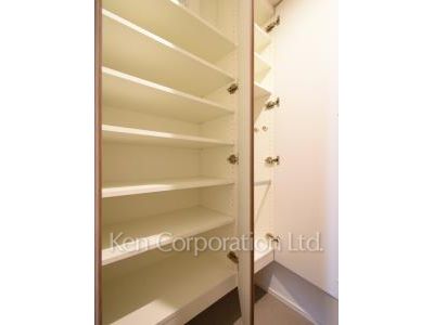 Shoes Closet ※Photo of the same layout on 11 floor. Decoration and fixture may differ.
