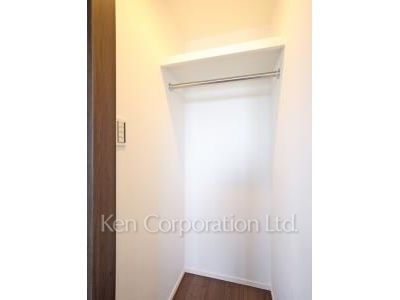 Walk-In Closet ※Photo of the same layout on 12 floor. Decoration and fixture may differ.