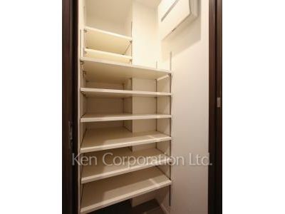 Shoes-In Closet ※Photo of the same layout on 12 floor. Decoration and fixture may differ.