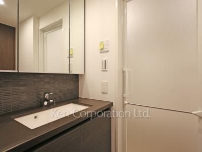 Powder Room ※Photo of the same layout on 12 floor. Decoration and fixture may differ.