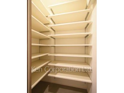 Shoes-In Closet ※Photo of the same layout on 11 floor. Decoration and fixture may differ.