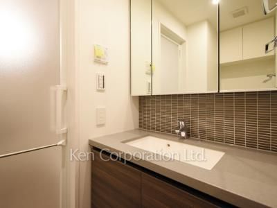 Powder Room ※Photo of the same layout on 11 floor. Decoration and fixture may differ.
