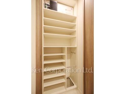 Shoes-In Closet ※Photo of the same layout on 10 floor. Decoration and fixture may differ.