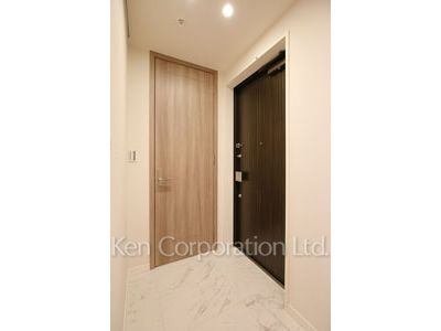 Entrance ※Photo of the same layout on 10 floor. Decoration and fixture may differ.