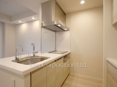 Kitchen ※Photo of the same layout on 10 floor. Decoration and fixture may differ.