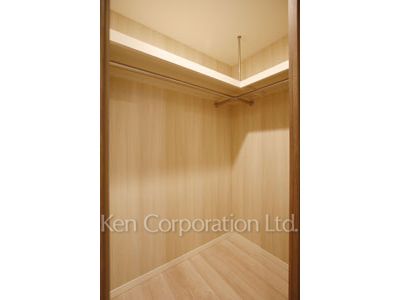 Walk-In Closet ※Photo of the same layout on 10 floor. Decoration and fixture may differ.