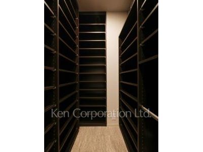 Shoes-In Closet ※Photo of the same layout on 19 floor. Decoration and fixture may differ.