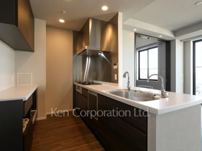 Kitchen ※Photo of the same layout on 19 floor. Decoration and fixture may differ.