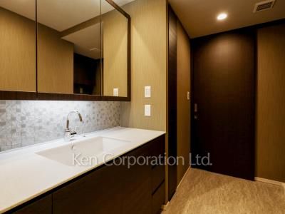 Powder Room ※Photo of the same layout on 19 floor. Decoration and fixture may differ.