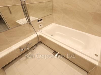Bath ※Photo of the same layout on 19 floor. Decoration and fixture may differ.