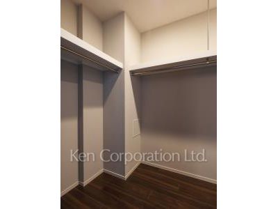 Walk-In Closet ※Photo of the same layout on 19 floor. Decoration and fixture may differ.
