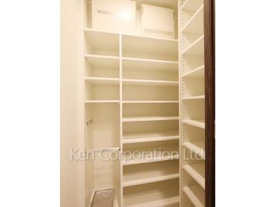 Shoes-In Closet ※Photo of the same layout on 6 floor. Decoration and fixture may differ.