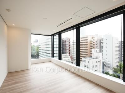 Master Bedroom ※Photo of the same layout on 6 floor. Decoration and fixture may differ.