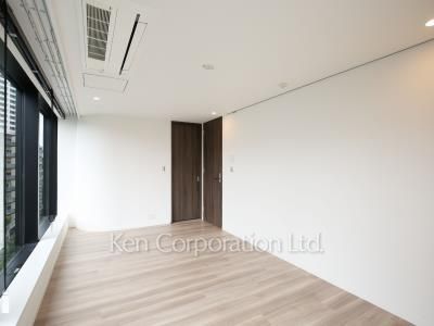 Master Bedroom ※Photo of the same layout on 6 floor. Decoration and fixture may differ.