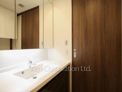 Powder Room ※Photo of the same layout on 6 floor. Decoration and fixture may differ.