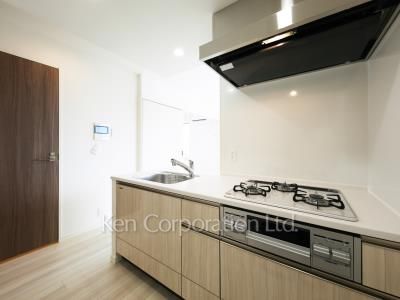 Kitchen ※Photo of the same layout on 12 floor. Decoration and fixture may differ.