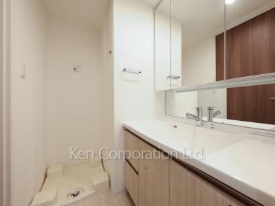 Powder Room ※Photo of the same layout on 12 floor. Decoration and fixture may differ.