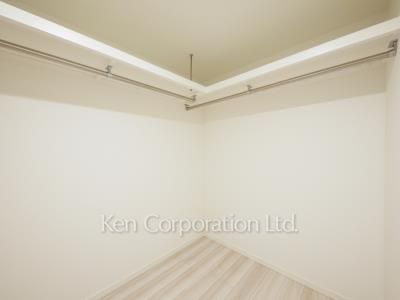 Walk-In Closet ※Photo of the same layout on 12 floor. Decoration and fixture may differ.