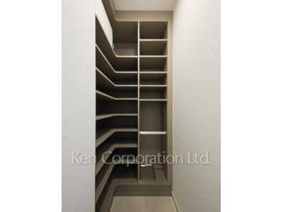 Shoes-In Closet ※Photo of the same layout on 12 floor. Decoration and fixture may differ.