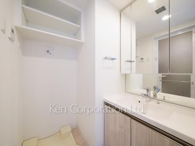 Powder Room ※Photo of the same layout on 3 floor. Decoration and fixture may differ.