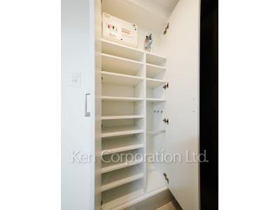 Shoes Closet ※Photo of the same layout on 12 floor. Decoration and fixture may differ.