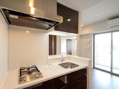 Kitchen ※Photo of the same layout on 10 floor. Decoration and fixture may differ.