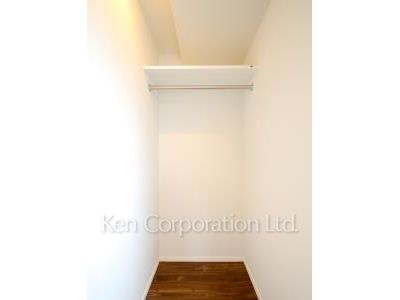 Walk-In Closet ※Photo of the same layout on 10 floor. Decoration and fixture may differ.