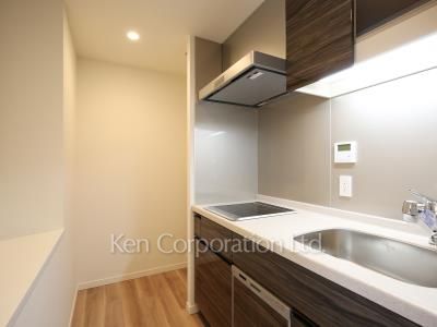 Kitchen ※Photo of the same layout on 6 floor. Decoration and fixture may differ.