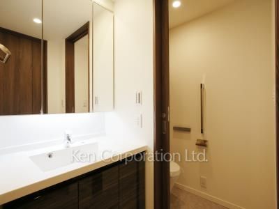 Powder Room ※Photo of the same layout on 6 floor. Decoration and fixture may differ.