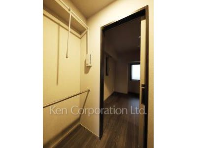 Walk-In Closet ※Photo of the same layout on 5 floor. Decoration and fixture may differ.