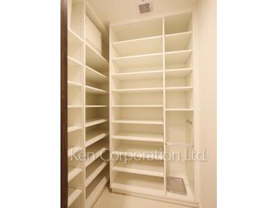 Shoes-In Closet ※Photo of the same layout on 4 floor. Decoration and fixture may differ.