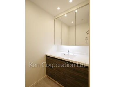 Powder Room ※Photo of the same layout on 4 floor. Decoration and fixture may differ.