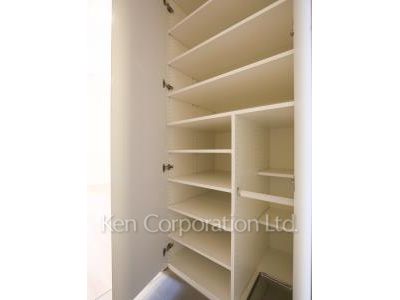 Shoes Closet ※Photo of the same layout on 4 floor. Decoration and fixture may differ.