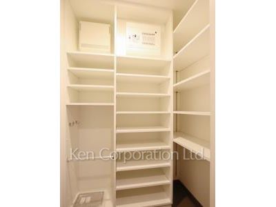 Shoes-In Closet ※Photo of the same layout on 3 floor. Decoration and fixture may differ.