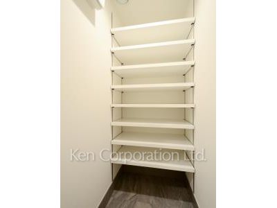 Shoes-In Closet ※Photo of the same layout on 8 floor. Decoration and fixture may differ.