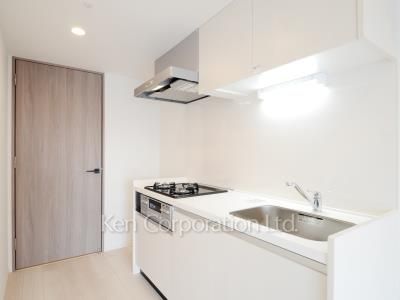 Kitchen ※Photo of the same layout on 8 floor. Decoration and fixture may differ.