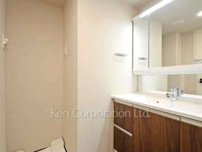 Powder Room ※Photo of the same layout on 8 floor. Decoration and fixture may differ.