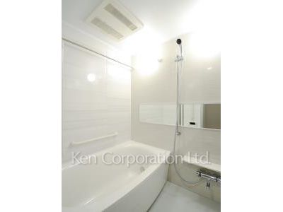 Bath ※Photo of the same layout on 8 floor. Decoration and fixture may differ.