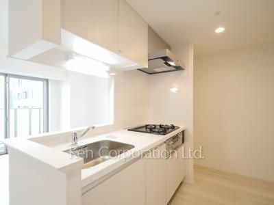 Kitchen ※Photo of the same layout on 8 floor. Decoration and fixture may differ.