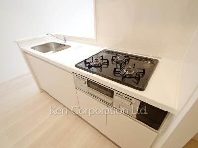 Kitchen ※Photo of the same layout on 8 floor. Decoration and fixture may differ.