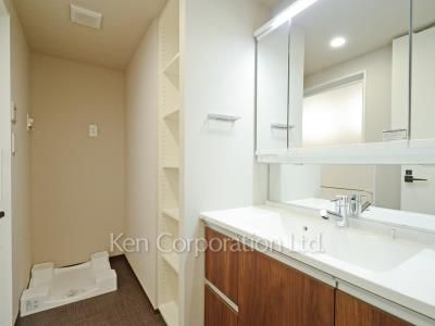 Powder Room ※Photo of the same layout on 8 floor. Decoration and fixture may differ.