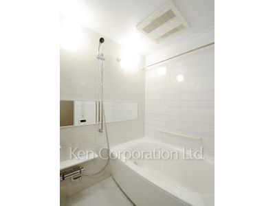 Bath ※Photo of the same layout on 8 floor. Decoration and fixture may differ.